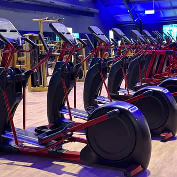 Ausdauertraining mit vernetzten Crosstrainern Crosstrainer im Studio