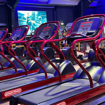 Technisch ausgestattete Laufzone im Fitnessstudio Laufgeräte mit Displays