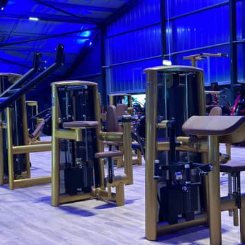 Maschinenzone für kontrolliertes Muskeltraining Kraftmaschinen im Raum