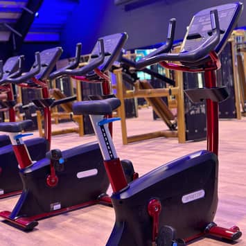 Cardio-Training auf stationären Bikes Ergometer im Studio