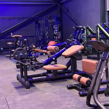 Trainingsbereich mit vielseitigen Kraftgeräten Kraftstationen im Raum
