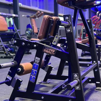Gezieltes Beintraining an der Kraftmaschine Beinpresse im Studio