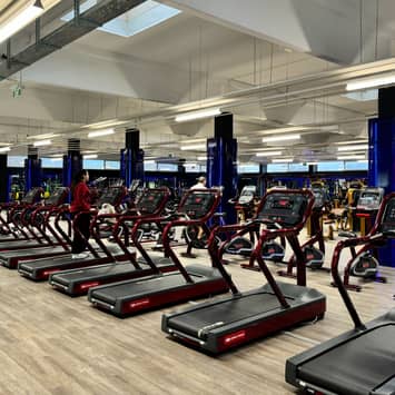 Cardio-Bereich mit vielen Laufbändern im Fitnessstudio Reihe von Laufbändern im Fitnessstudio