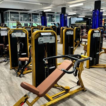 Kraftbereich mit professionellen Trainingsgeräten Kraftgeräte im Fitnessstudio
