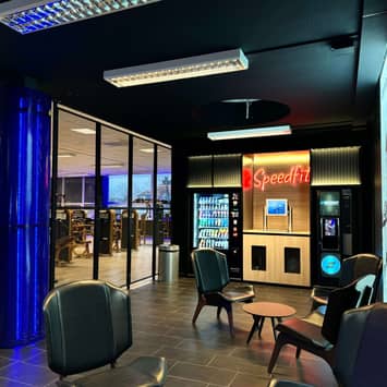 Fitness-Lounge mit Selbstbedienungsgetränken Lounge mit Getränkeautomaten