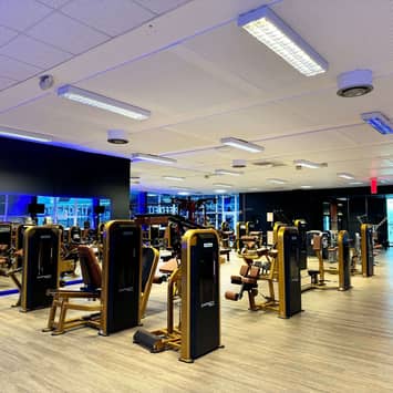 Großer Trainingsbereich für Krafttraining Großer Kraftraum im Fitnessstudio