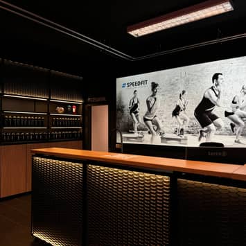 Moderner Fitness-Empfang Moderner Empfangsbereich im Fitnessstudio