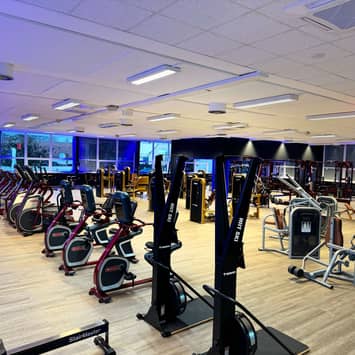 Übersicht über den großen Geräteraum im Fitnessstudio Großer Trainingssaal mit vielen Geräten
