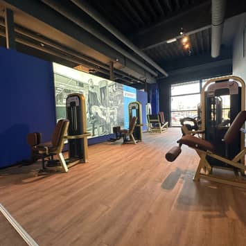 Krafttraining für Beine im spezialisierten Trainingsbereich Beintrainingsgeräte im Fitnessstudio