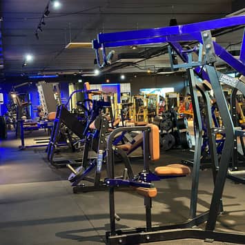 Umfangreicher Bereich mit zahlreichen Kraftmaschinen Viele Kraftgeräte im Fitnessstudio