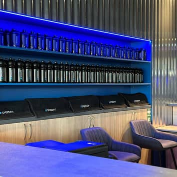 Lounge mit Sortiment für Fitness- und Sporternährung Sporternährungsprodukte in der Lounge