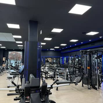 Bereich mit modernen Krafttrainingssystemen Kraftgeräte im Fitnessbereich