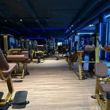 Bereich mit Trainingsgeräten im Fitnessclub Geräte im Studio