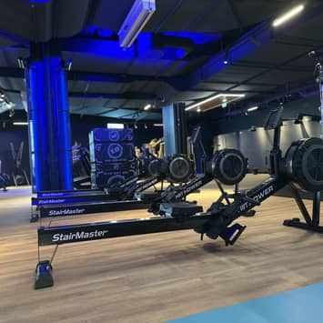 Bereich mit multifunktionalen Trainingssystemen Multitrainer im Studio
