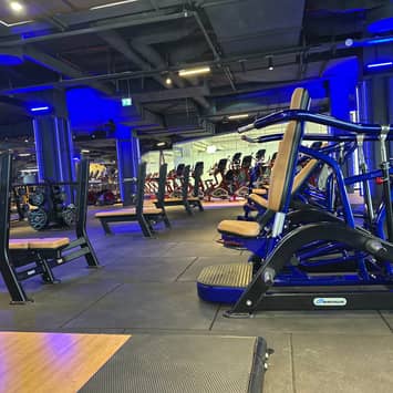 Bereich mit professioneller Fitnessausstattung Professionelle Fitnessgeräte