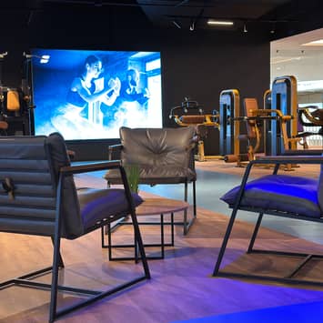 Entspannungsbereich mit Projektionswand im Hintergrund Lounge neben Projektor