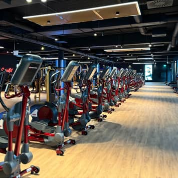 Weitläufiger Cardio-Bereich für Ausdauertraining Große Cardiozone