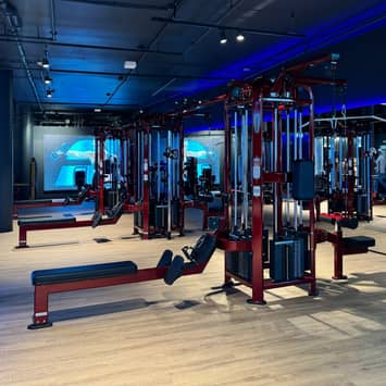 Moderne Zone für vielseitiges Funktionstraining Bereich mit multifunktionalen Trainingsgeräten