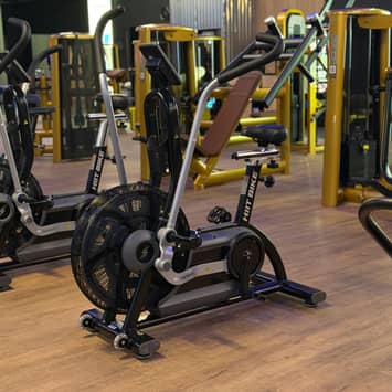 Intervalltraining an luftgebremsten Bikes Air Bikes im Trainingsraum