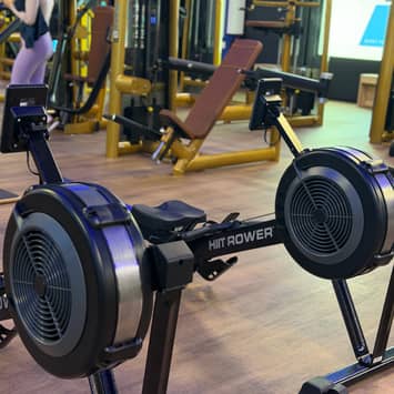 Ganzkörpertraining an modernen Rudergeräten Rudergeräte im Studio