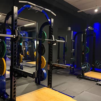 Freie Langhantelzone für schweres Training Power Racks im Raum