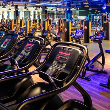 Weitläufiger Cardio-Bereich mit moderner Ausstattung Große Cardio-Zone mit Laufbändern und Bikes