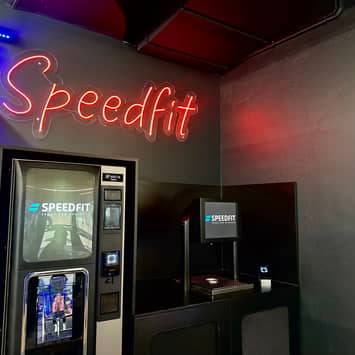 Getränke- und Snackbereich im Speedfit Fitnessstudio Snack- und Getränkeautomat im Fitnessstudio