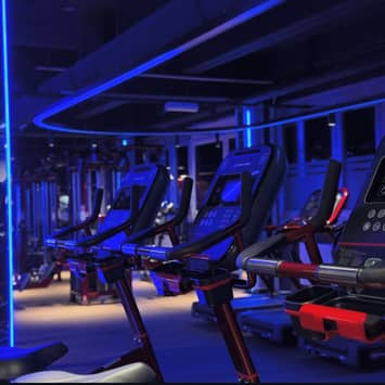 Moderner Cardio-Bereich mit Laufbändern Laufbänder im Fitnessstudio