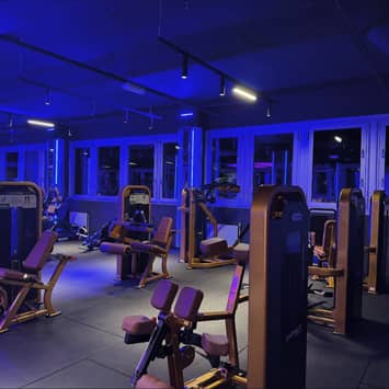 Geräumiger Trainingsraum mit Kraftgeräten Krafttrainingsbereich mit Geräten