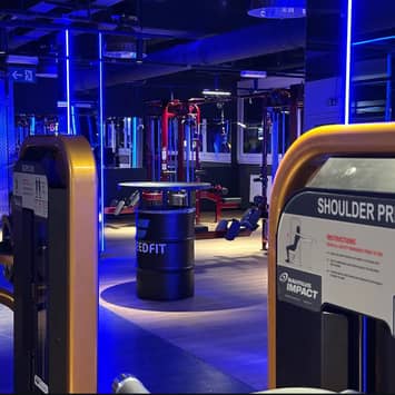 Professioneller Kraftbereich im Fitnessstudio Kraftgeräte im Trainingsraum