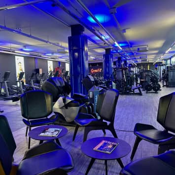 Lounge für Erholung zwischen den Einheiten Sitzbereich im Fitnessstudio