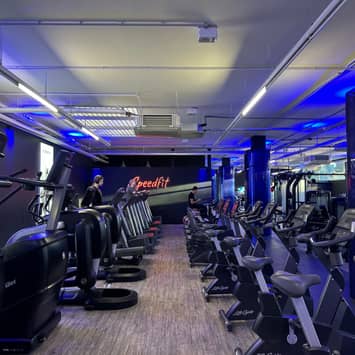 Langer Cardio-Gang mit Ausdauerstationen Cardiohalle mit Geräten