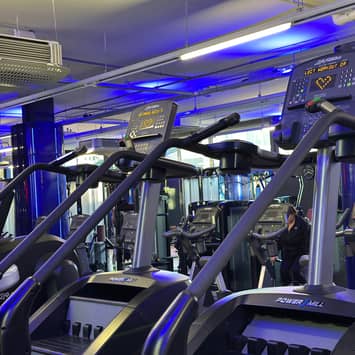 Ausdauerzone mit modernen Crosstrainern Crosstrainer im Vordergrund