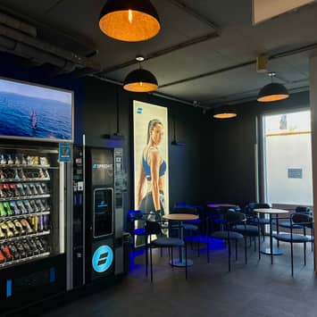 Ruhezone mit Snack- und Getränkeangebot Loungebereich mit Automaten