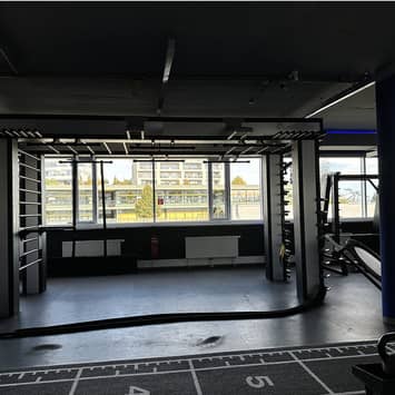 Offene Fläche für funktionelles Ganzkörpertraining Functional Cage im Raum
