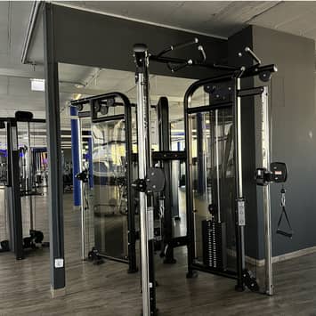 Zugapparat für isoliertes Krafttraining Crossover-Station im Studio