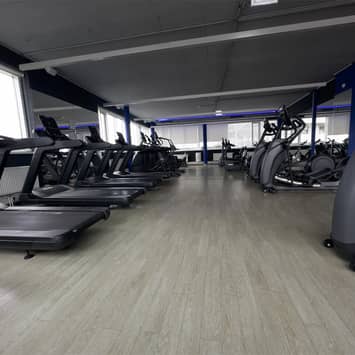 Geradlinige Cardio-Zone für Lauftraining Laufbandreihe im Raum