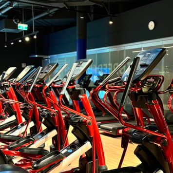 Ausdauerzone mit roten Trainingsmaschinen Cardiogeräte in Reihe