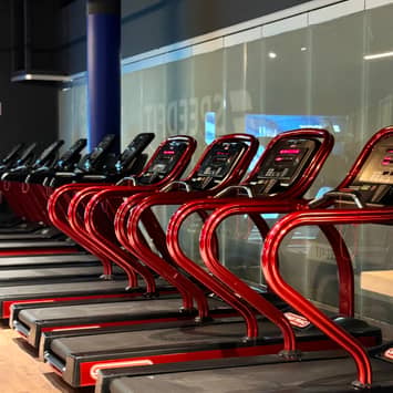 Gleichmäßige Laufzone für Intervalltraining Laufbandlinie im Studio