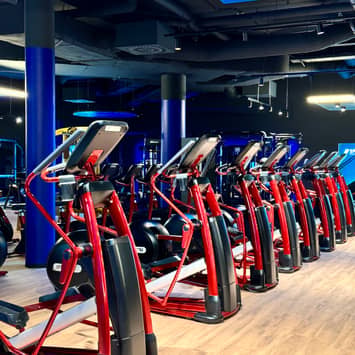 Langer Trainingsbereich mit Ausdauergeräten Cardiozone in Perspektive