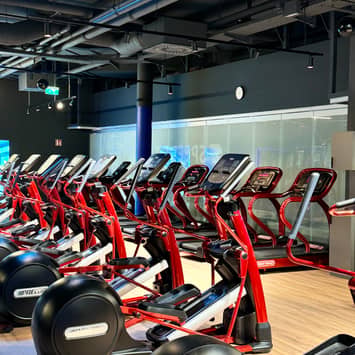 Vordere Cardiozone mit Trainingsmaschinen Cardiogeräte im Vordergrund