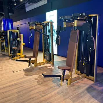Gerätebereich für geführtes Krafttraining Kraftmaschinen in Reihe