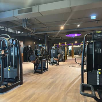 Zentrale Kraftfläche für Ganzkörpertraining Kraftmaschinen im Saal