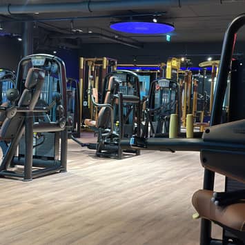Offene Kraftfläche mit modernen Trainingsstationen Kraftmaschinen im Trainingssaal