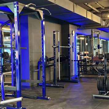 Freie Hantelzone für schweres Krafttraining Langhantelstationen im Raum