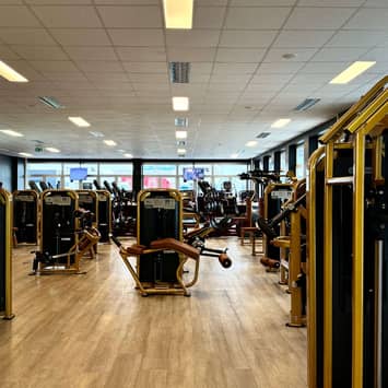 Großzügiger Trainingsraum für geführtes Krafttraining Kraftsaal mit Maschinen