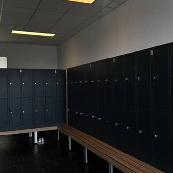 Ordentlicher Umkleidebereich für Mitglieder Umkleideraum mit Schränken