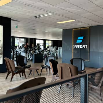 Empfangs- und Wartebereich im Fitnessstudio Lounge am Eingang
