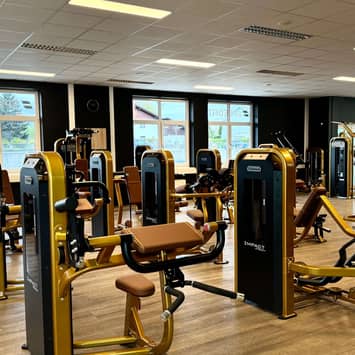 Heller Maschinenbereich für gezieltes Krafttraining Kraftgeräte im Saal
