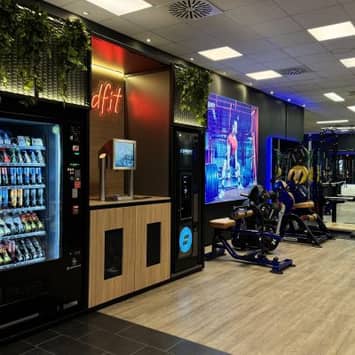 Getränke- und Snackbereich im Trainingsraum Servicezone mit Automaten